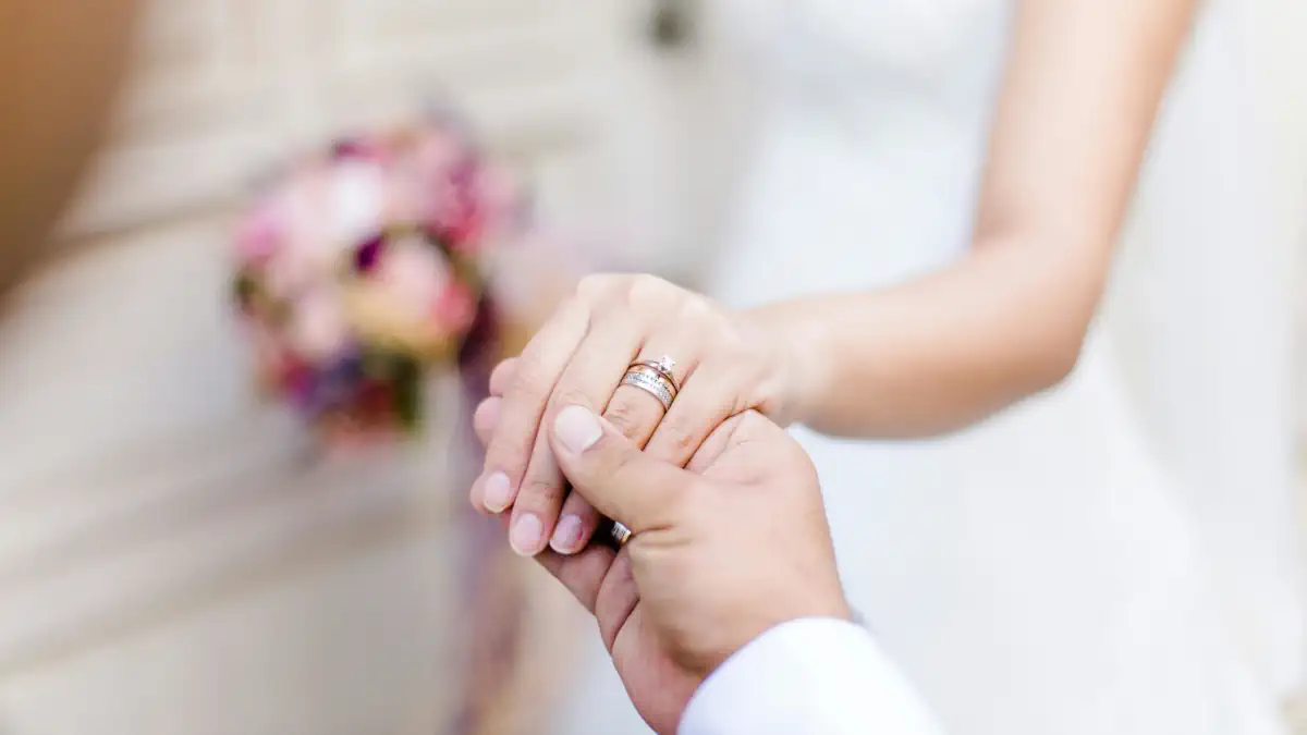 Pareja intercambiando votos en ceremonia humanista